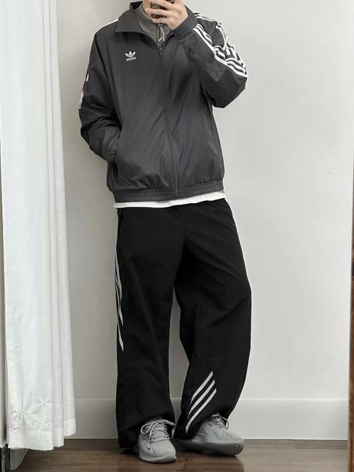 一套黑色运动服配什么鞋（黑白灰主调，深色鞋更耐看）