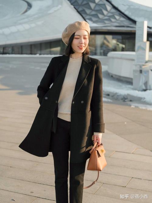 黑色大衣最佳颜色搭配(极简底色与点亮色系)