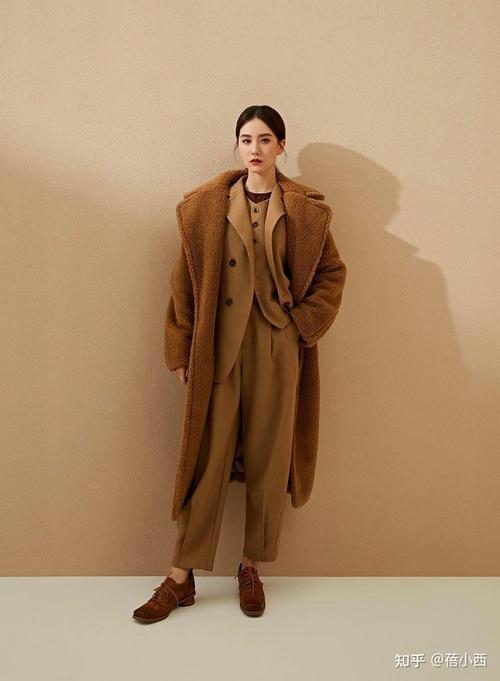 粽色格子裤搭配黑色风衣图片（秋冬棕色格纹裤穿搭指南与黑风衣搭配要点）