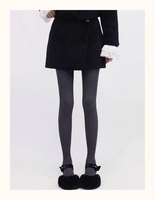 浅灰色裤袜搭配什么衣服(灰度与材质打造层次穿搭) 浅灰色裤袜搭配什么衣服(灰度与材质打造层次穿搭)