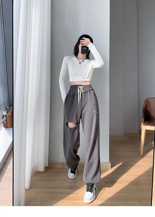 女士束脚运动裤搭配图（束脚裤短款羽绒服日常穿搭干净剪裁显腿长上海街头风）