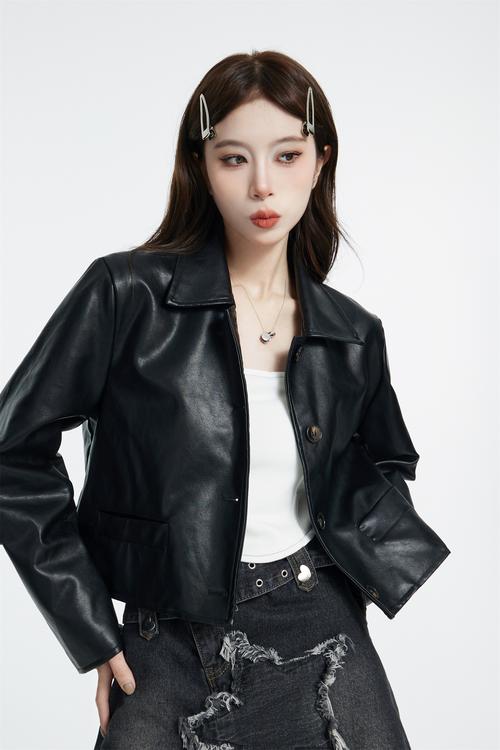 女士黑色皮衣搭配图（裙装衬衫铅笔裙打造自信职场造型）