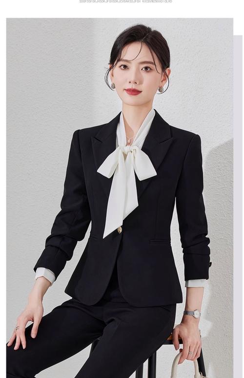 黑色西装配什么裤子好看女(上深下浅对比显瘦,日常风格多样) 黑色西装配什么裤子好看女(上深下浅对比显瘦,日常风格多样)