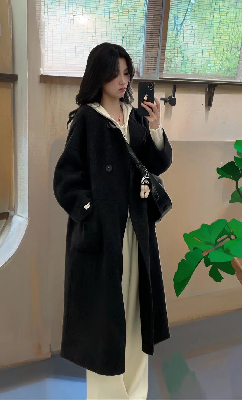 黑色大衣配什么颜色裙子好看(黑大衣搭配裙子全攻略材质色调和身材要点) 黑色大衣配什么颜色裙子好看(黑大衣搭配裙子全攻略材质色调和身材要点)