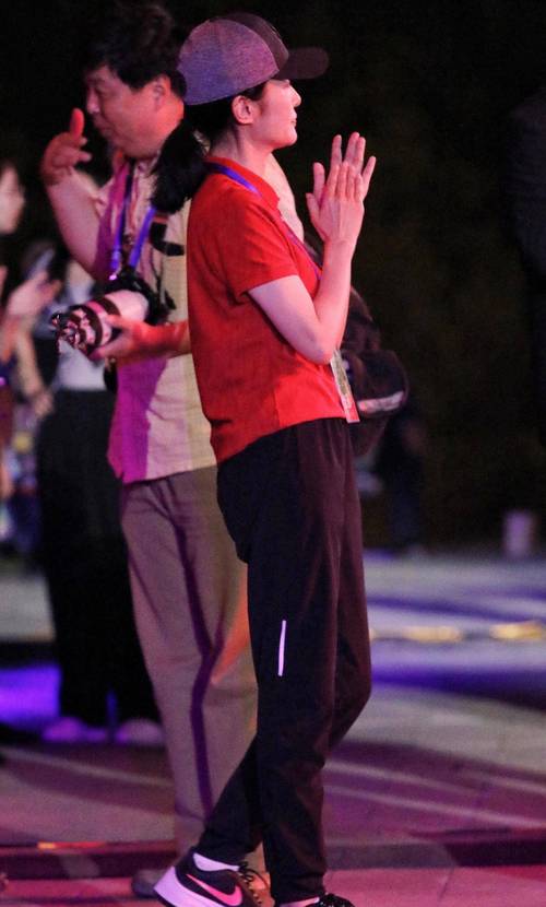 下身运动裤上身配什么（通过上身搭配塑造气场控腰线与层次感）