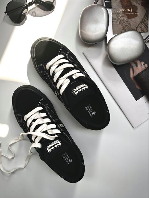 黑色运动鞋配什么颜色袜子（黑色运动鞋袜子配色全解显瘦有气质）