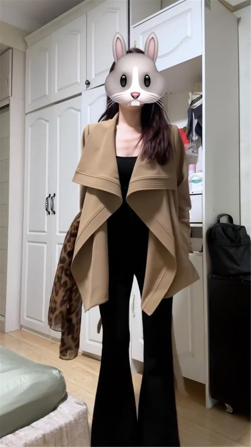 卡其色短款风衣搭配图片女（卡其色短款风衣日常百搭，多场合穿搭显腰线拉长腿部）