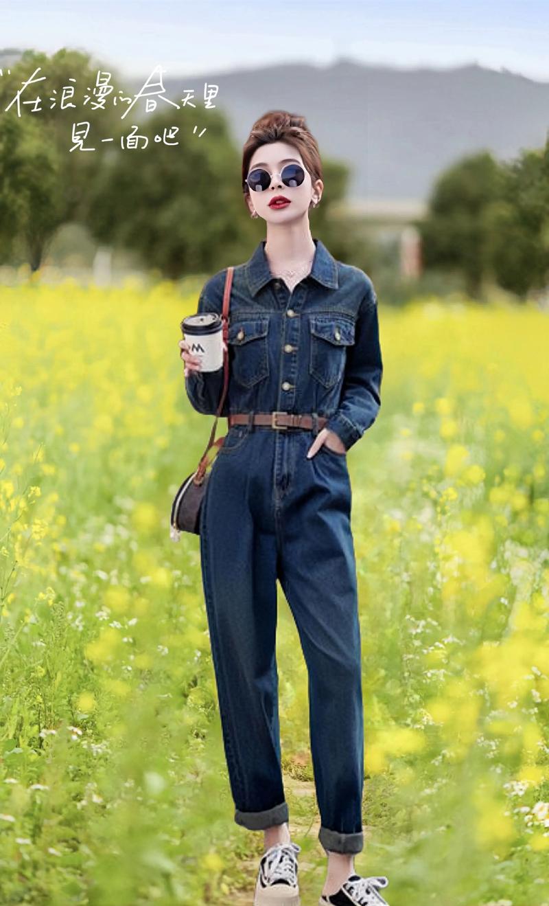 适合50岁女人穿的工装裤（五十岁穿工装裤打造成熟女性线条高腰直筒九分裤）