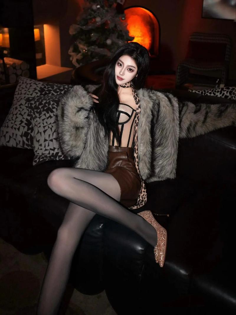 黑色连衣裙搭配黑丝御姐范十足(黑裙搭配丝袜,穿出自信气质的场合指南) 黑色连衣裙搭配黑丝御姐范十足(黑裙搭配丝袜,穿出自信气质的场合指南)