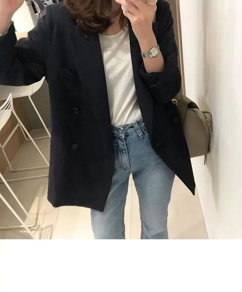 女黑色西装内搭配什么好看（白衬衫蕾丝针织牛仔等多风格搭配）