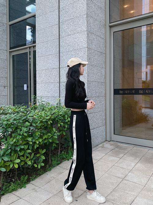 运动裤穿搭女图片（高跟鞋衬衫西装的层次穿搭）