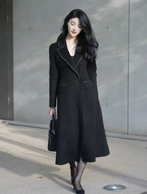 女黑色大衣搭配什么颜色包（冬日黑大衣用包包提亮层次五类搭配）