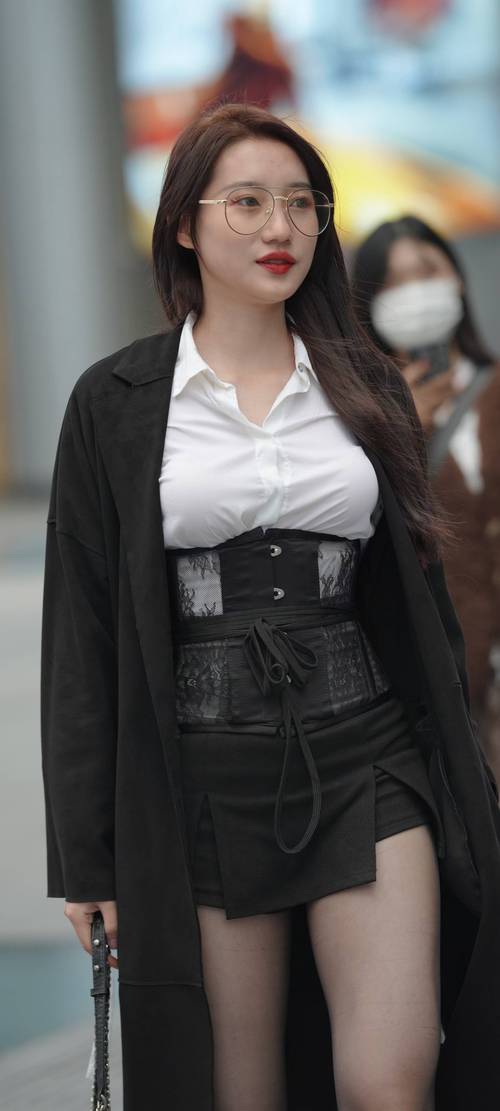 黑色风衣下身最佳搭配（黑色风衣冬日叠穿要点分层搭配与下装选型）