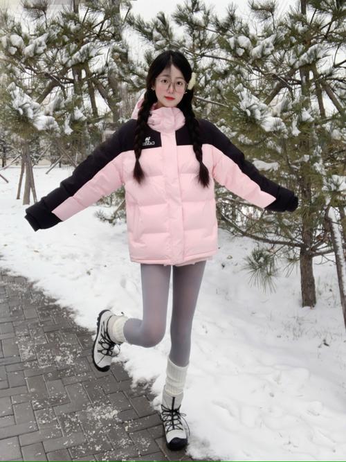 丝袜短靴搭配白色裤子(同色叠穿与材质对比打造层次感)