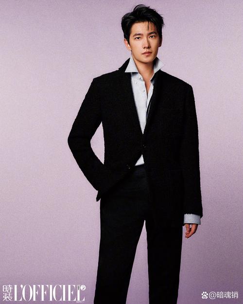 黑色西装配卡其色裤子（黑西装卡其裤春日搭配直筒高腰拉长线条）