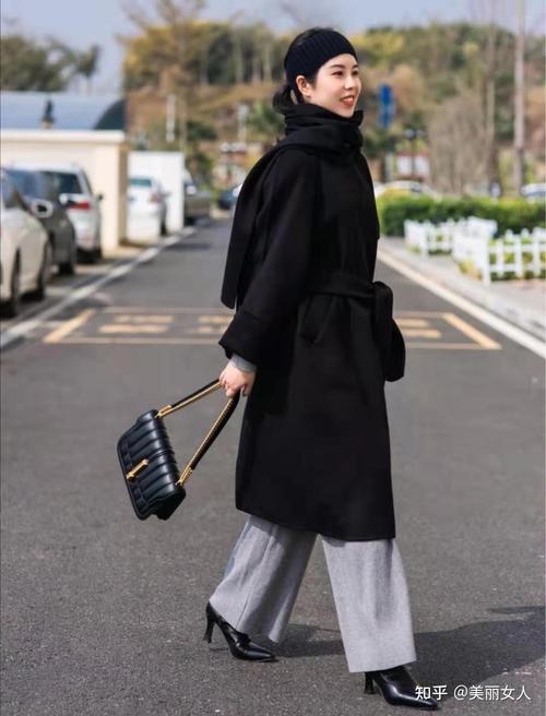黑色大衣搭配图显年轻(黑色大衣穿搭全攻略亮色材质层次合适版型显年轻)