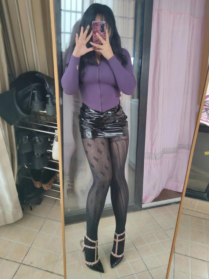 黑色包臀裙配紫色丝袜可以吗（黑色包臀裙搭配紫色丝袜穿搭要点）