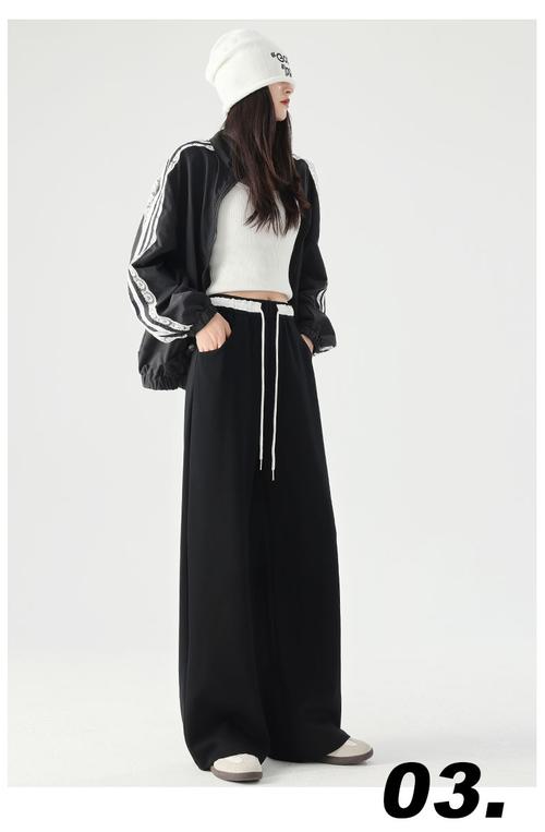 灰色运动裤搭配上衣图（白浅灰显干净黑显轮廓深灰燕麦更质感）