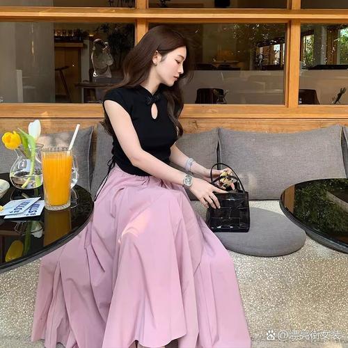 粉色半身裙如何搭配（低饱和粉色半身裙，显气质，45岁以上也适合）