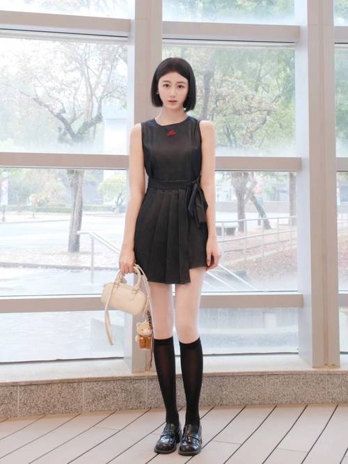 中长裙子怎么搭配袜子（袜子裙装搭配指南材质颜色长度）