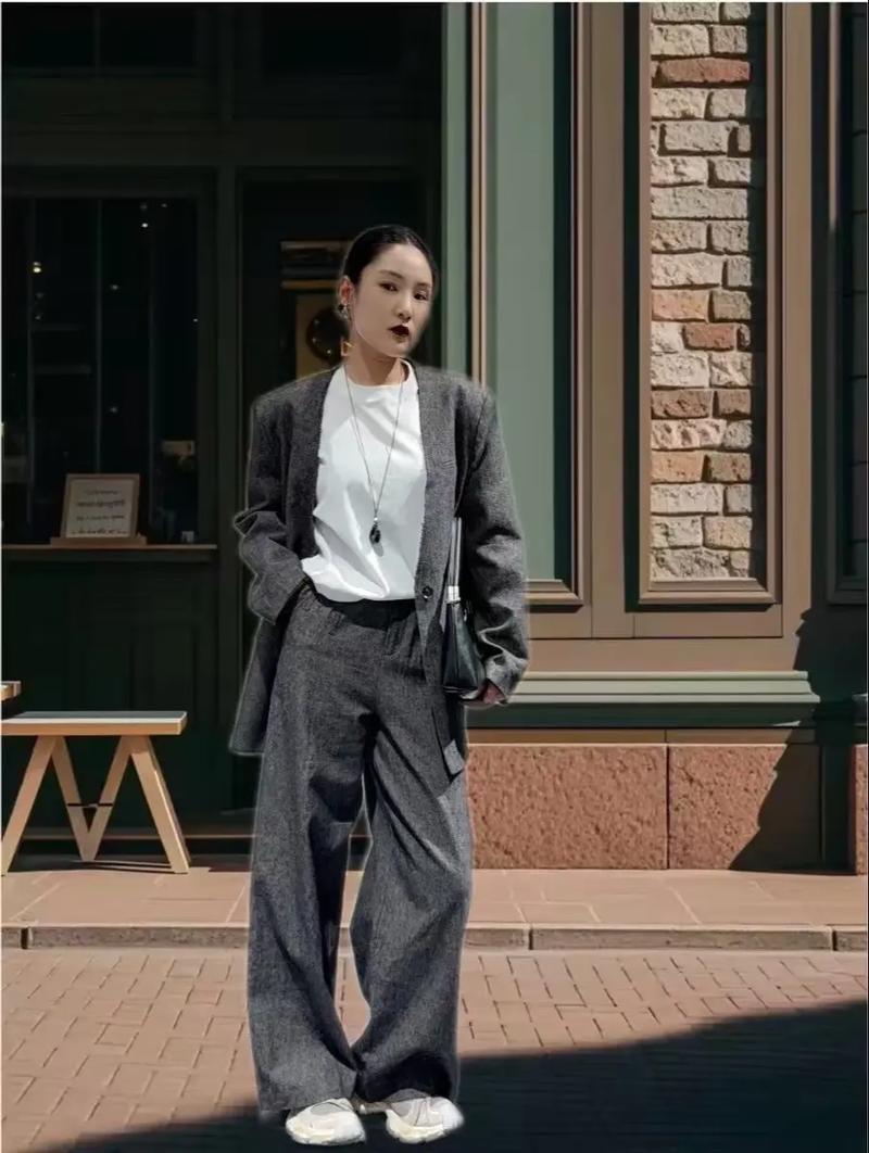 女士西装搭配图片（合身剪裁扣饰与层次搭配，成就50+女性西装气质）