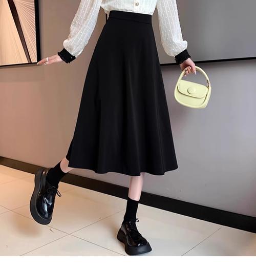 一身黑色配什么鞋好看（黑装鞋色要点 白黑棕基线与材质层次）