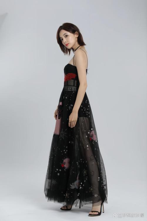 长裙腰带搭配图片大全(腰带显腰线,黑色细腰带搭配长裙的日常与正式穿搭技巧) 长裙腰带搭配图片大全(腰带显腰线,黑色细腰带搭配长裙的日常与正式穿搭技巧)