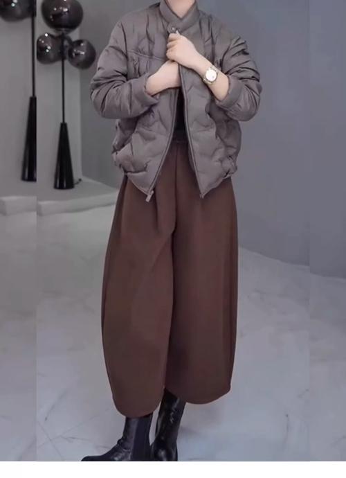 阔腿裤搭配上衣图片女（阔腿裤显高级定腰线材质对比莫兰迪色搭配）