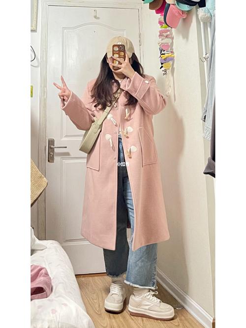 粉色大衣配什么颜色裤子(粉色大衣搭配裤装的五种思路从休闲到干练的实用指南) 粉色大衣配什么颜色裤子(粉色大衣搭配裤装的五种思路从休闲到干练的实用指南)