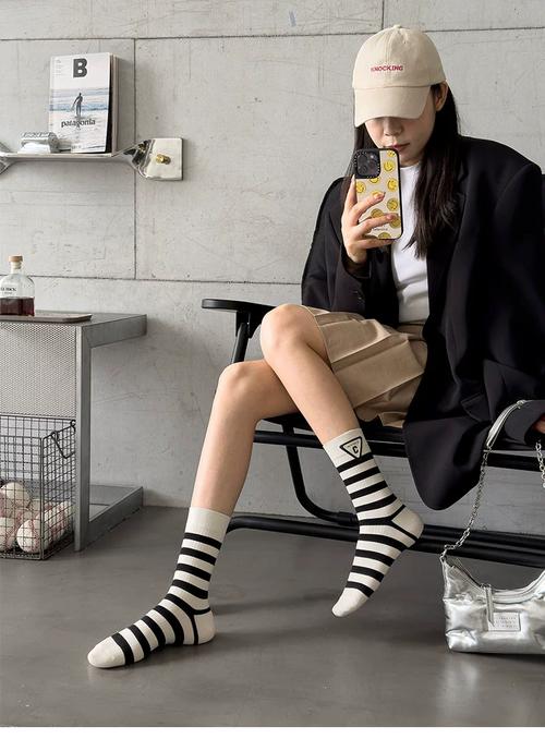 女生袜子穿搭（叠穿增层次，厚底靴稳妥）
