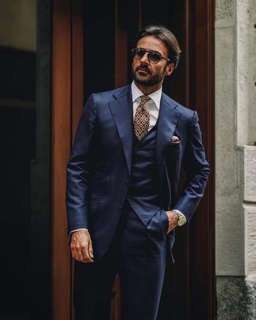 藏青色西装配黑色衬衫好看吗(藏青西装配黑衬衫,领带与口袋巾提亮气场) 藏青色西装配黑色衬衫好看吗(藏青西装配黑衬衫,领带与口袋巾提亮气场)