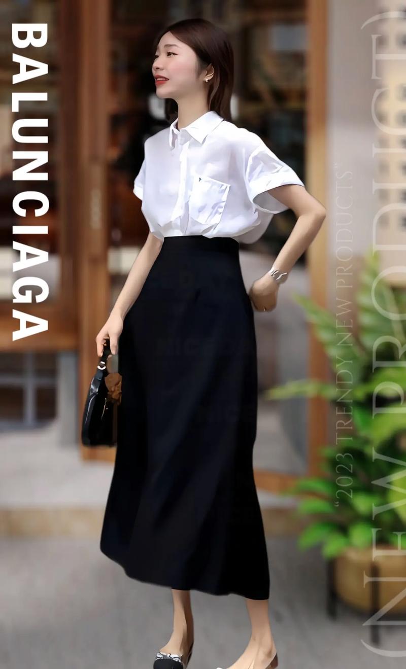 白t恤配黑色短裙（校园职场周末皆宜）