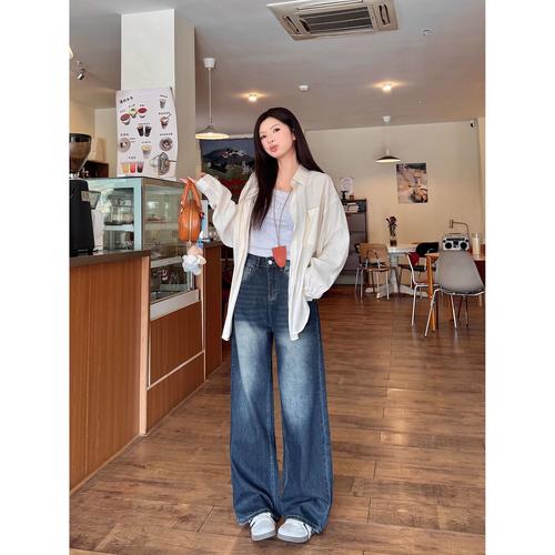 牛仔阔腿裤配什么上衣图片(结构上衣配合腰线强调,白外套对比增层次) 牛仔阔腿裤配什么上衣图片(结构上衣配合腰线强调,白外套对比增层次)