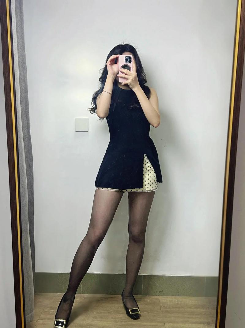 黑丝袜日常搭配（黑丝袜不是性感代名词，是日常穿搭的气质修饰）