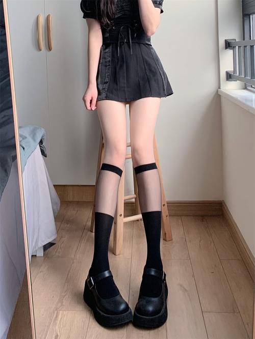 白色透明丝袜怎么搭配（日常清新到正式场合）