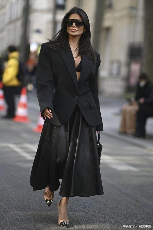 40岁女士黑色裙子配什么颜色上衣（场合肤色材质与层次）