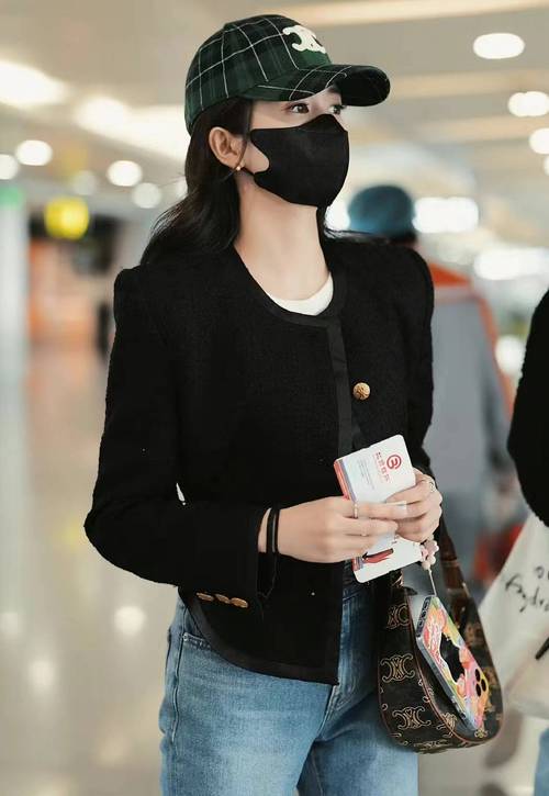 白色t恤配黑色外套（四种春季搭配）