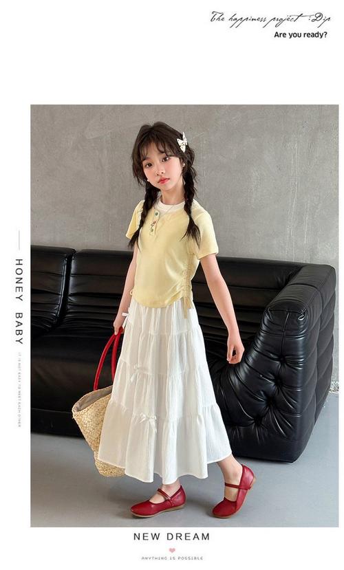 蓝色t恤配粉色半身裙（蓝色上衣配粉色半身裙梨形身材友好穿搭）