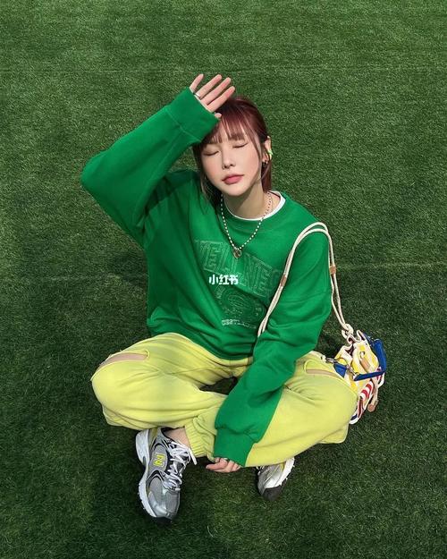 深绿色裤子配上衣图片(基础色搭配与叠穿要点)