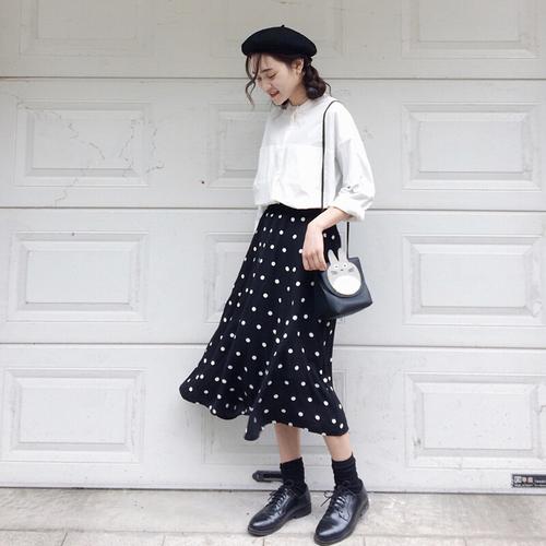 黑白波点半身裙子搭配上衣图(材质颜色平衡)