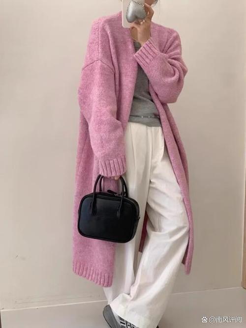 淡粉色大衣里面怎么搭配(白基底低对比,职场干净利落)