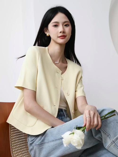 黄色小衫搭配西服女（黄衫配西服正式场合穿搭指南）