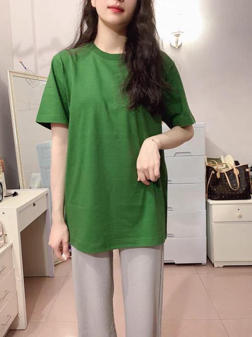 短袖绿色配什么颜色的裤子呢（绿色T恤四种裤装搭配与细节点睛）