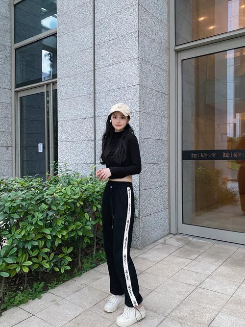 黑运动裤配什么鞋子好看(黑运动裤穿搭秘诀三色法则白鞋对比露踝拉长腿线) 黑运动裤配什么鞋子好看(黑运动裤穿搭秘诀三色法则白鞋对比露踝拉长腿线)