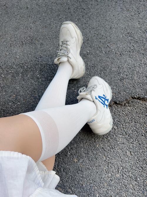 小腿袜搭配鞋子图片(平底鞋与小腿袜日常搭配要点,显腿长显瘦) 小腿袜搭配鞋子图片(平底鞋与小腿袜日常搭配要点,显腿长显瘦)