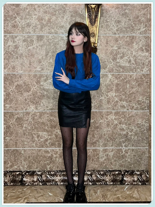 紫色包臀裙配黑色波点袜（紫色网纱裙配黑波点袜白鞋优雅俏皮日常到派对皆可驾驭）