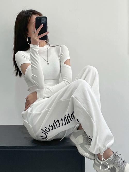 白色运动裤搭配图片女(日常健身都百搭,清新显瘦) 白色运动裤搭配图片女(日常健身都百搭,清新显瘦)