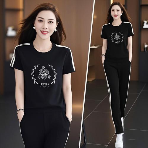 黑色运动裤搭配什么颜色上衣（白提亮灰低调蓝稳重，短外套增层次）