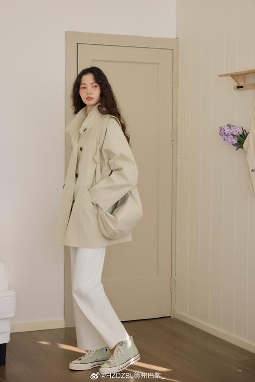 短款风衣最佳搭配图片（短款风衣三色显瘦百搭穿搭指南）