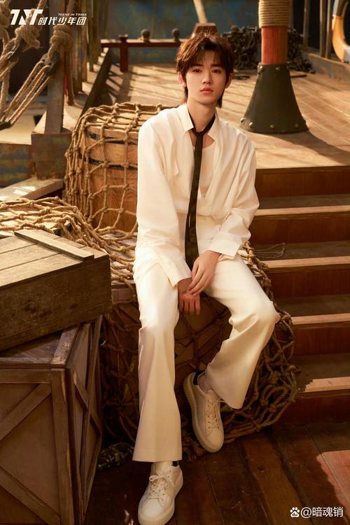 黑衬衫配白色运动裤合适吗(厚质面料收腰上衣直筒裤显腿长) 黑衬衫配白色运动裤合适吗(厚质面料收腰上衣直筒裤显腿长)